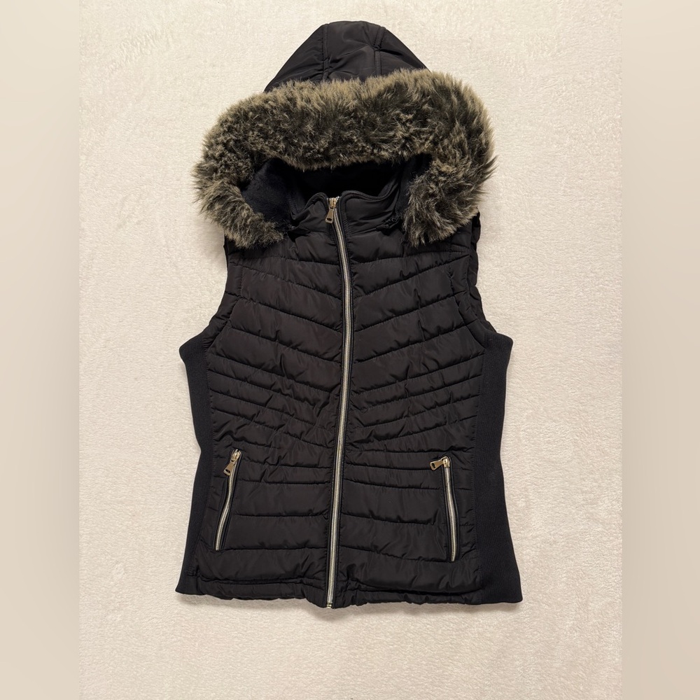 YMI Women’s Black Quilted Puffer Vest w/ Faux Fur Hood Cozy Winter Layer-Size M - Picture 2 of 15